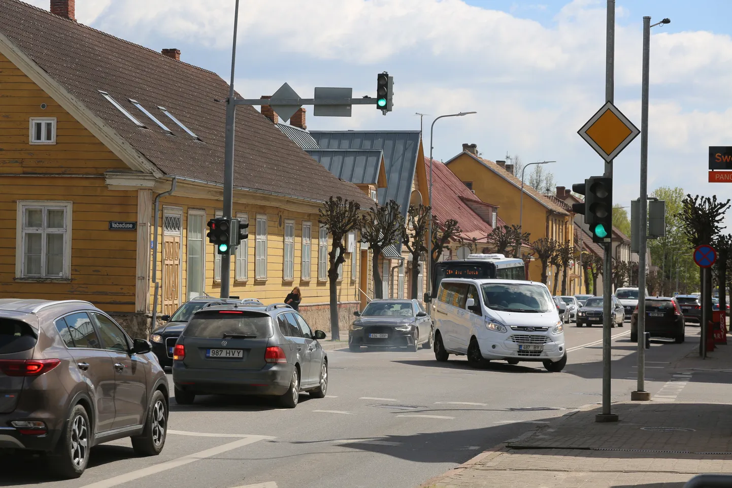 Võrus vahetatakse Jüri ja Vabaduse tänava ristmikul teekate ära.