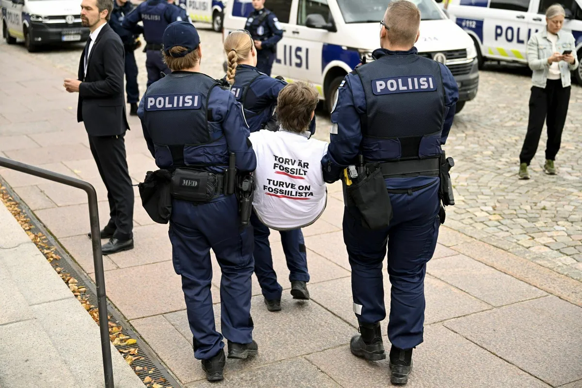 Pärast Eduskunta sammaste punaseks värvimist istusid Elokapina aktivistid maha ja lasid politseil end vastupanu osutamata ära viia.