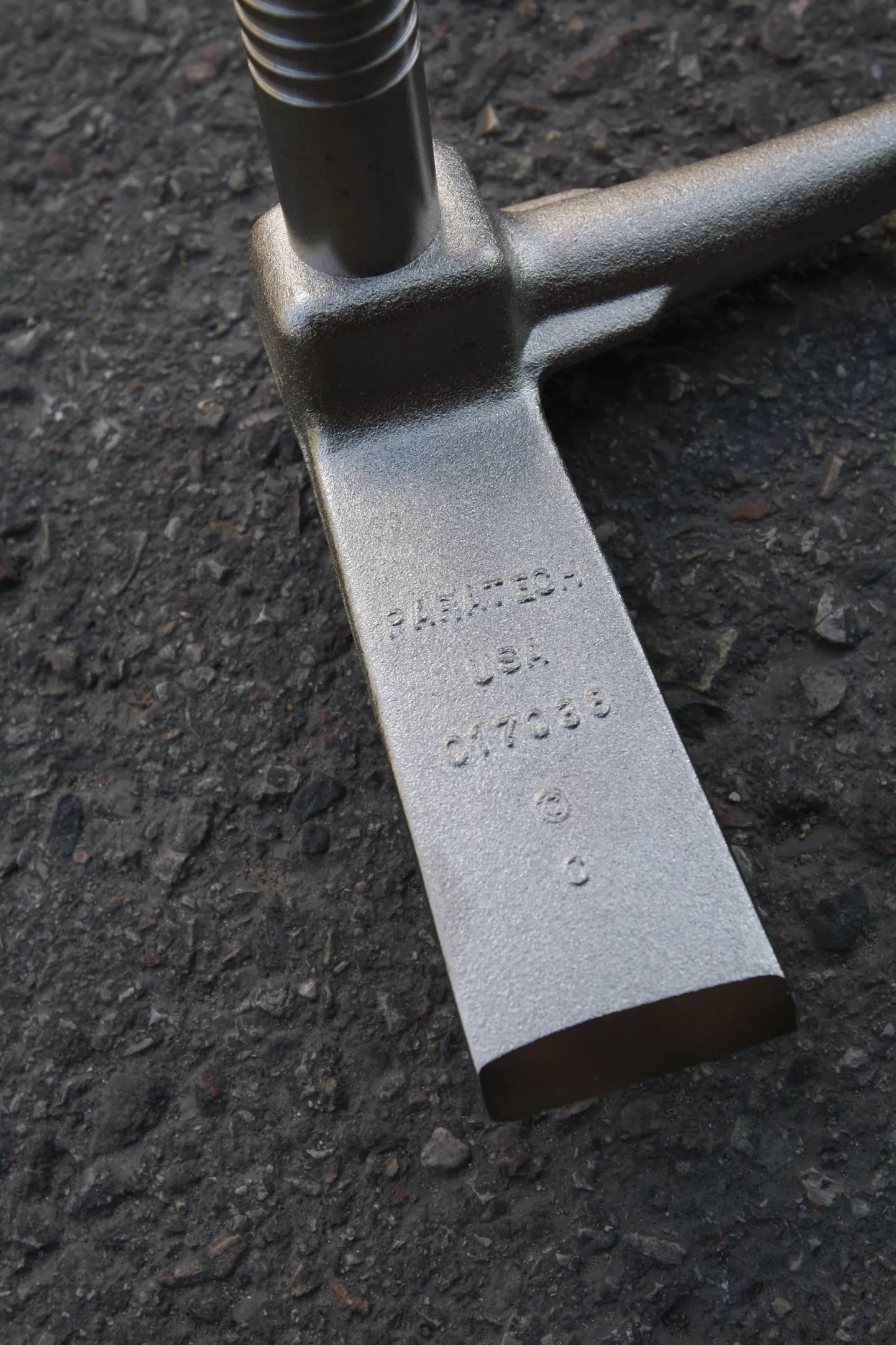 Päästjad kasutavad uste avamiseks sellist Halligan'i kangi.
