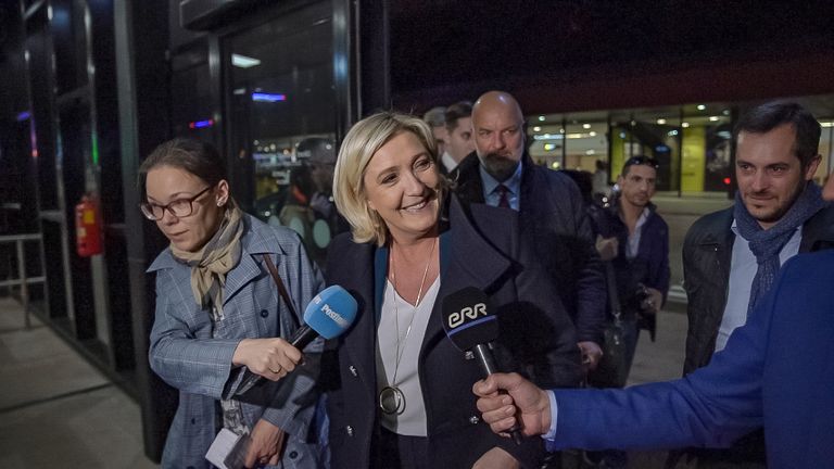 Marine Le Pen lennujaamas paarile küsimusele vastamas.