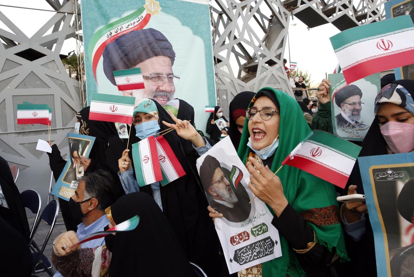 Äärmuskonservatiivse Ebrahim Raisi toetajad tähistavad Teheranis tema võitu Iraani presidendivalimistel.