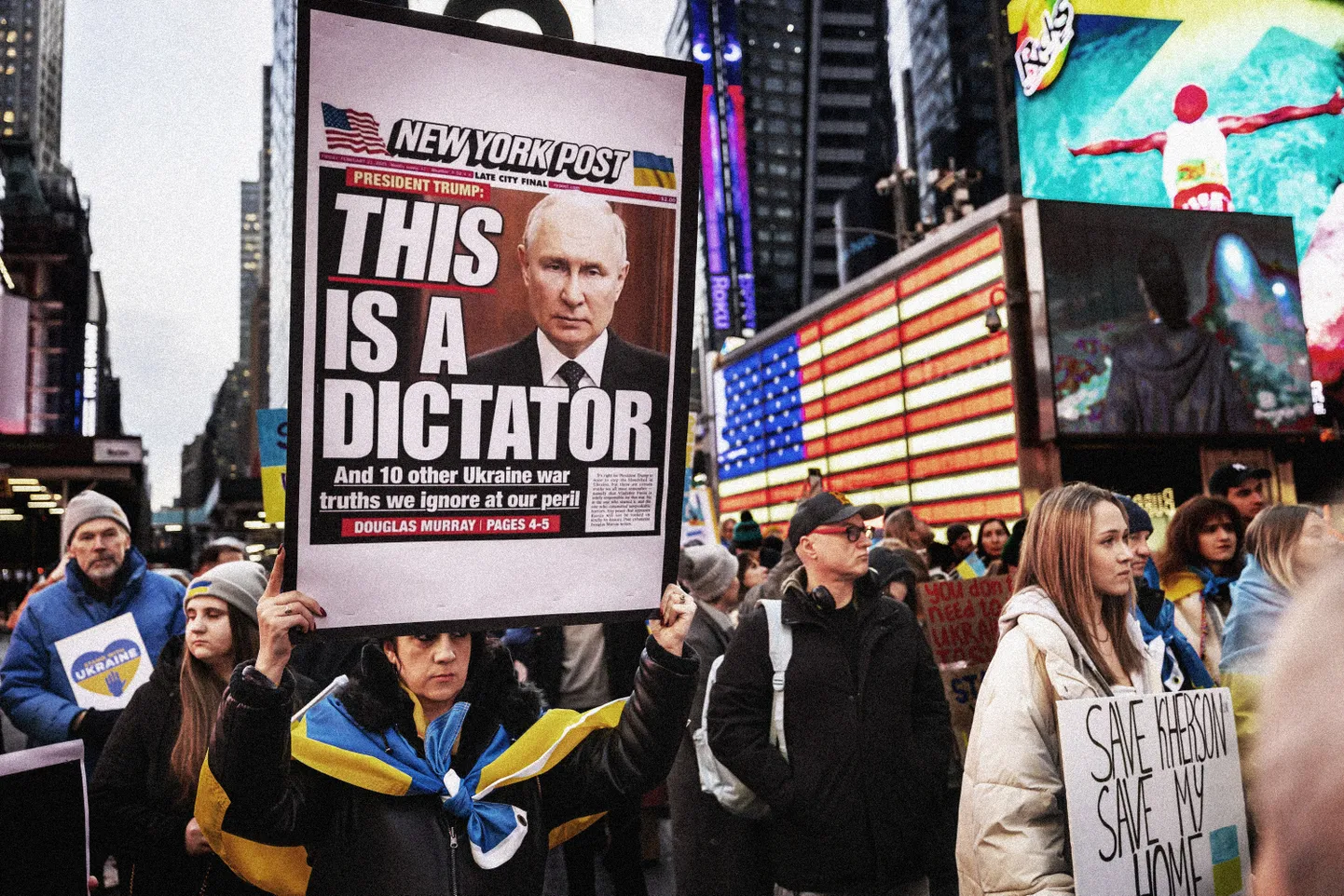 Ukrainas atbalstītāju protesti Taimskvērā, Ņujorkā.