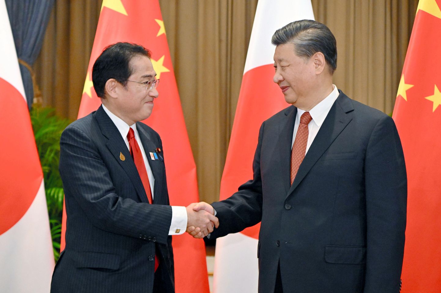 Jaapani peaminister Fumio Kishida ja Hiina president Xi Jinping surumas oma kohtumise alguses kätt Aasia ja Vaikse ookeani piirkonna majanduskoostöö (APEC) foorumi raames,