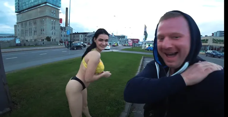 Daria koos juutuuber Vasja Tarantinoga. Lisaks erinevatele väljakutsetele on ligi 45-minutilises videos mitu hetke, kus Daria oma twerkimise oskusi näitab.