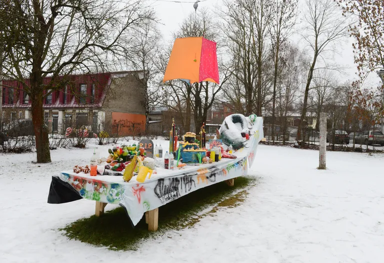 Tartu lastekunstikooli aeda kaetud pikk pidulaud.