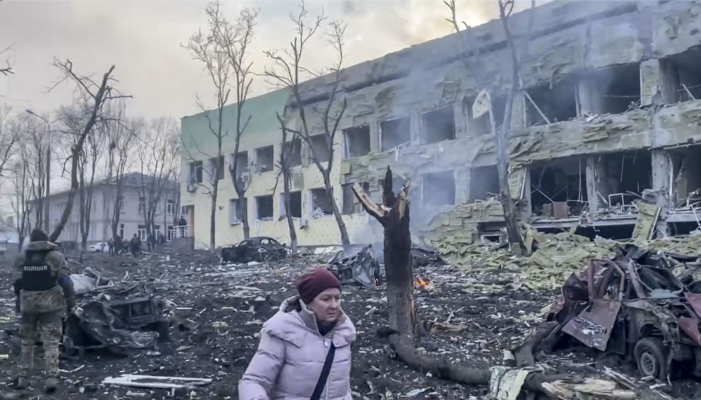 Mariupoli linnavalitsuse videost võetud kaadris on näha venelaste pommirünnaku tagajärge Mariupoli lastehaiglale ja sünnitusosakonnale.