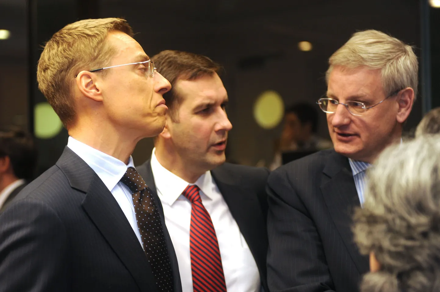 Läti välisminister Maris Riekstinš kolleegide keskel. Tema kõrval seisavad Soome välisminister Alexander Stubb (vasakul) ja Rootsi välisminister Carl Bildt (paremal).