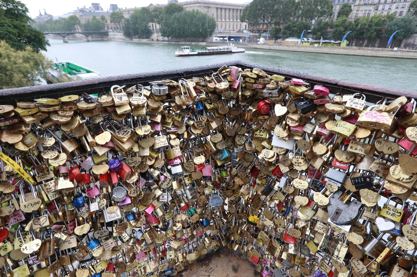 Pariisi ühel sillal olnud armastuslukud