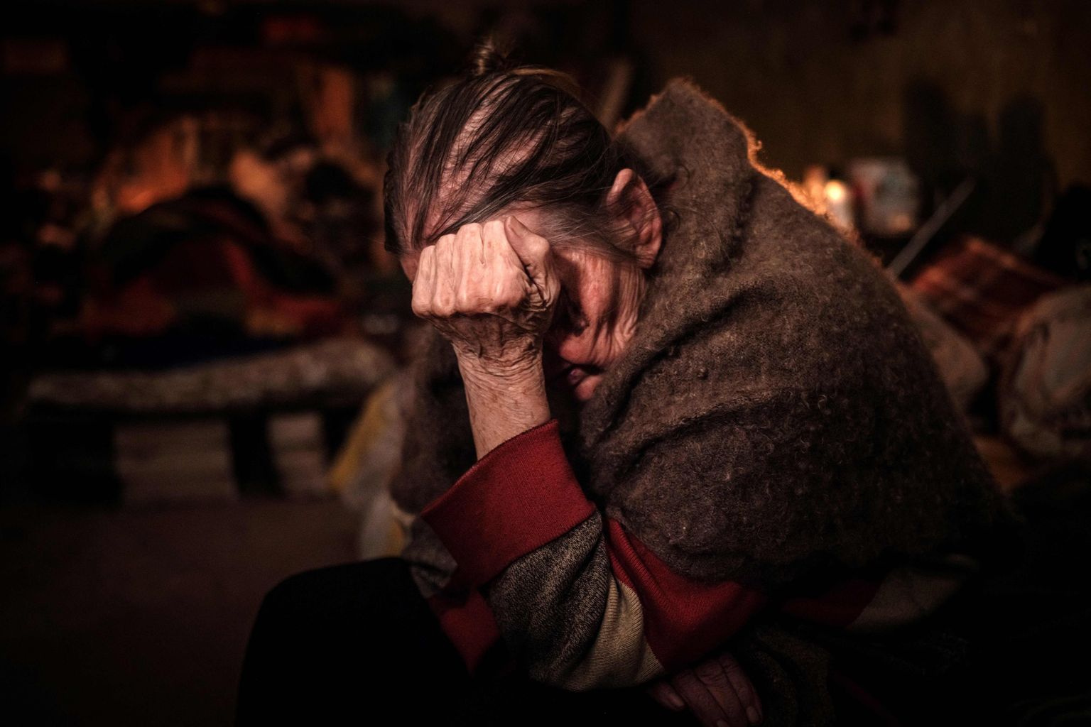 88-летняя Клавдия Пушнир укрывается в подвале квартиры во время продолжающихся минометных взрывов в Северодонецке, восточная Украина, 18 мая 2022 года, на 84-й день российского вторжения в Украину. Пушнир пришла строить город, когда ей было 17 лет, и думает, что умрет в убежище разрушенного города.