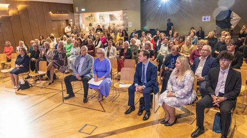 Minister tänas Ida-Viru õpetajaid pingutuse eest eestikeelsele haridusele üleminekul
