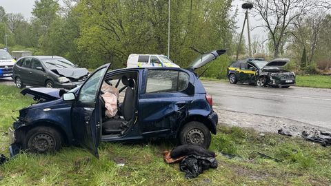 Nelegālo migrantu pārvadātājs bēgot izraisa nopietnu avāriju, vairāki cilvēki slimnīcā