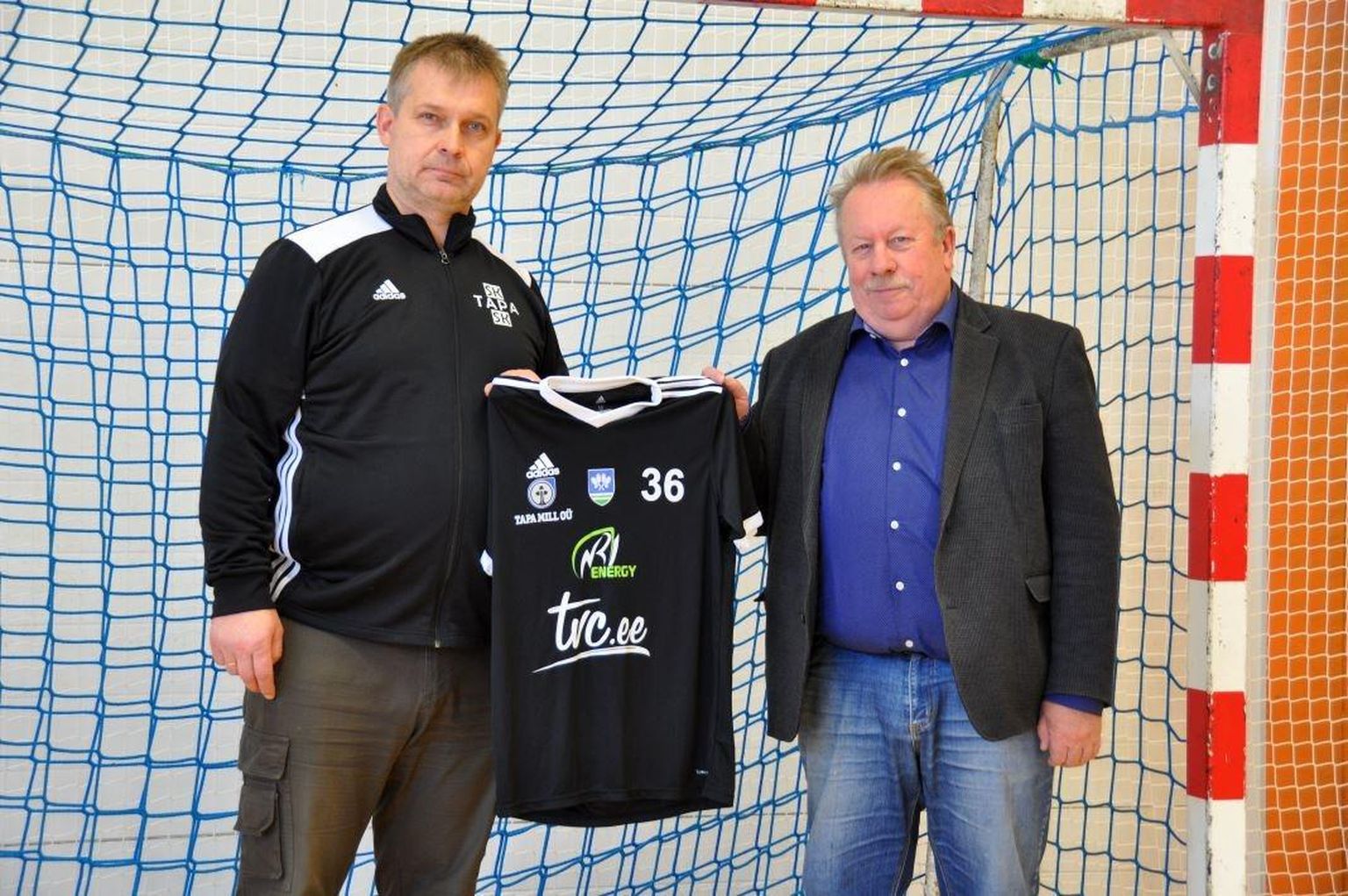 Aron Jaanis (vasakul) ja Ahto Tisler lõid Tapa käsipallimeeskonna toetamiseks käed.