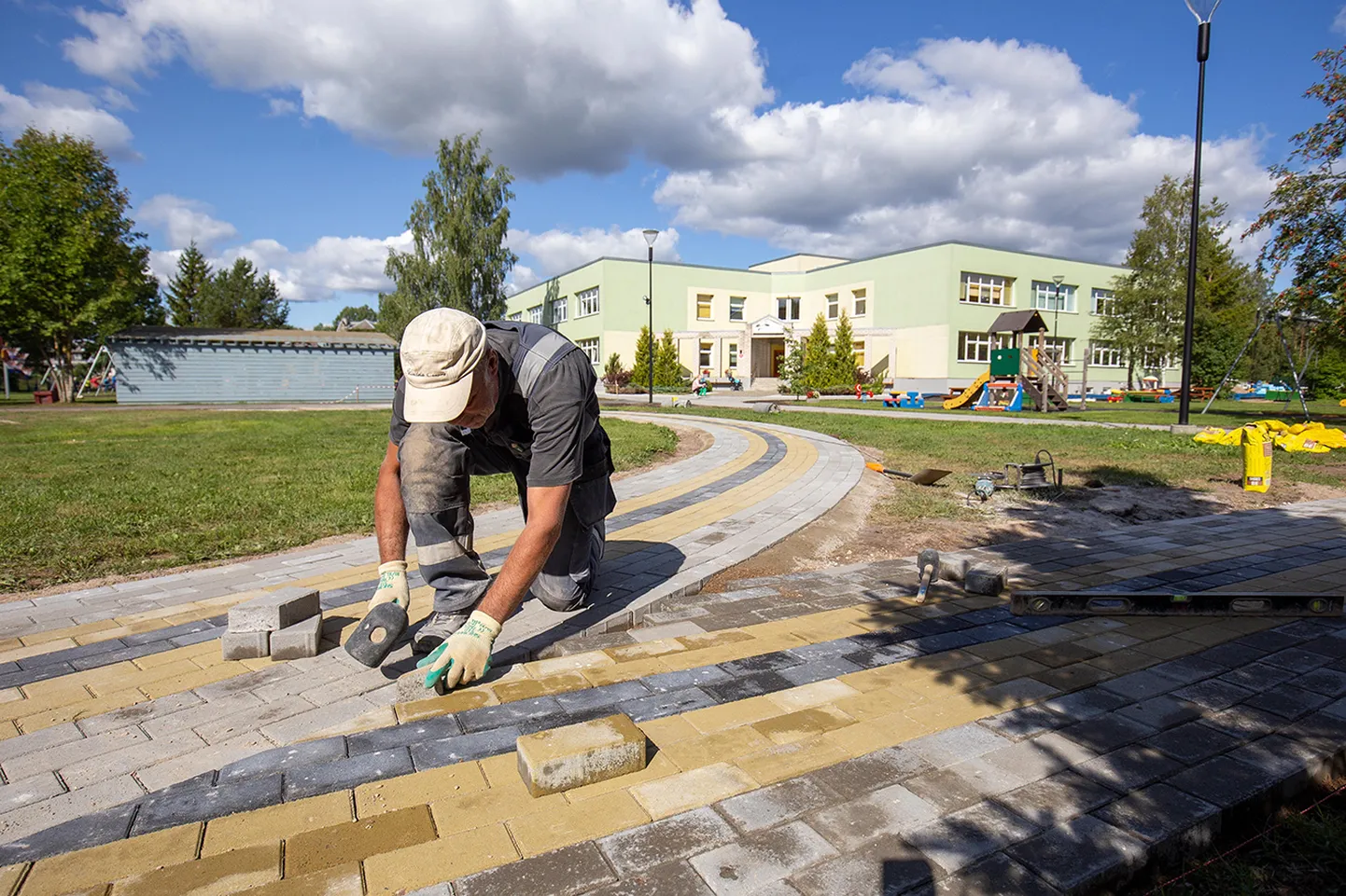 Sel nädalal on lasteaias käivatel lastel veel palju uudistamist, sest töömehed annavad nende tulevasele mängumaale ja kõnniteedele viimast lihvi. Varem kuumaastikku meenutanud lasteaia kõnniteed tulevad sirged ja sillutatud.