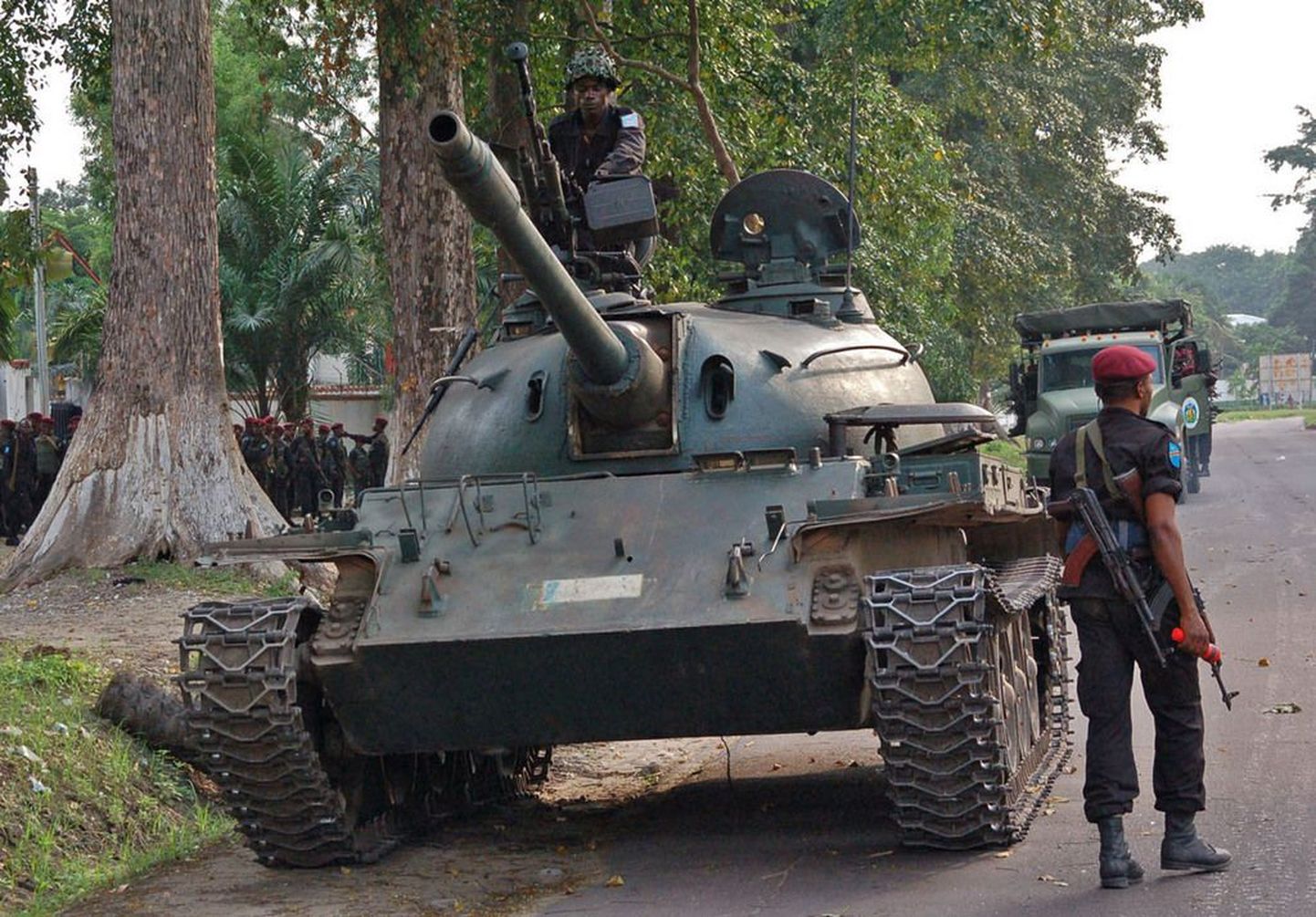 Kongo valitsusvägede sõdurid tankiga Kinshasas.