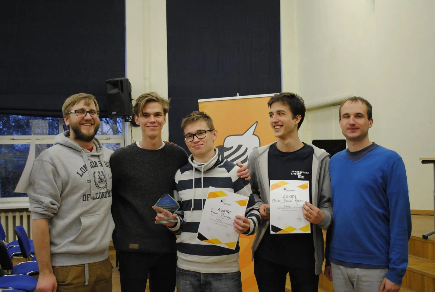 Võidukas võistkond koos õpetaja Siim Ruuli ja kohtunik Martin Küüsmaaga.