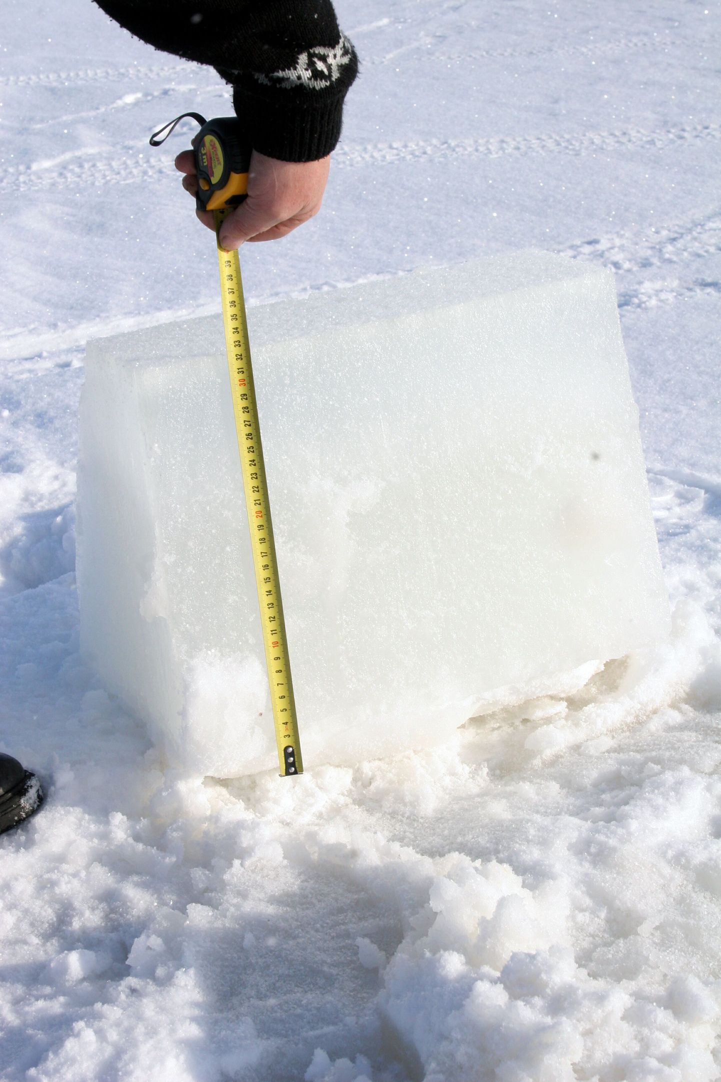 Jäätee rajamiseks läheb vaja vähemalt 20-sentimeetrist jääkihti.
