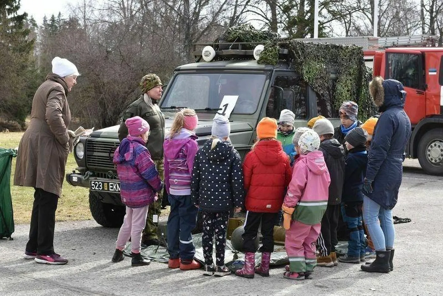 Naiskodukaitse Are jaoskond korraldas Are kooli juures ohutushoiupäeva.