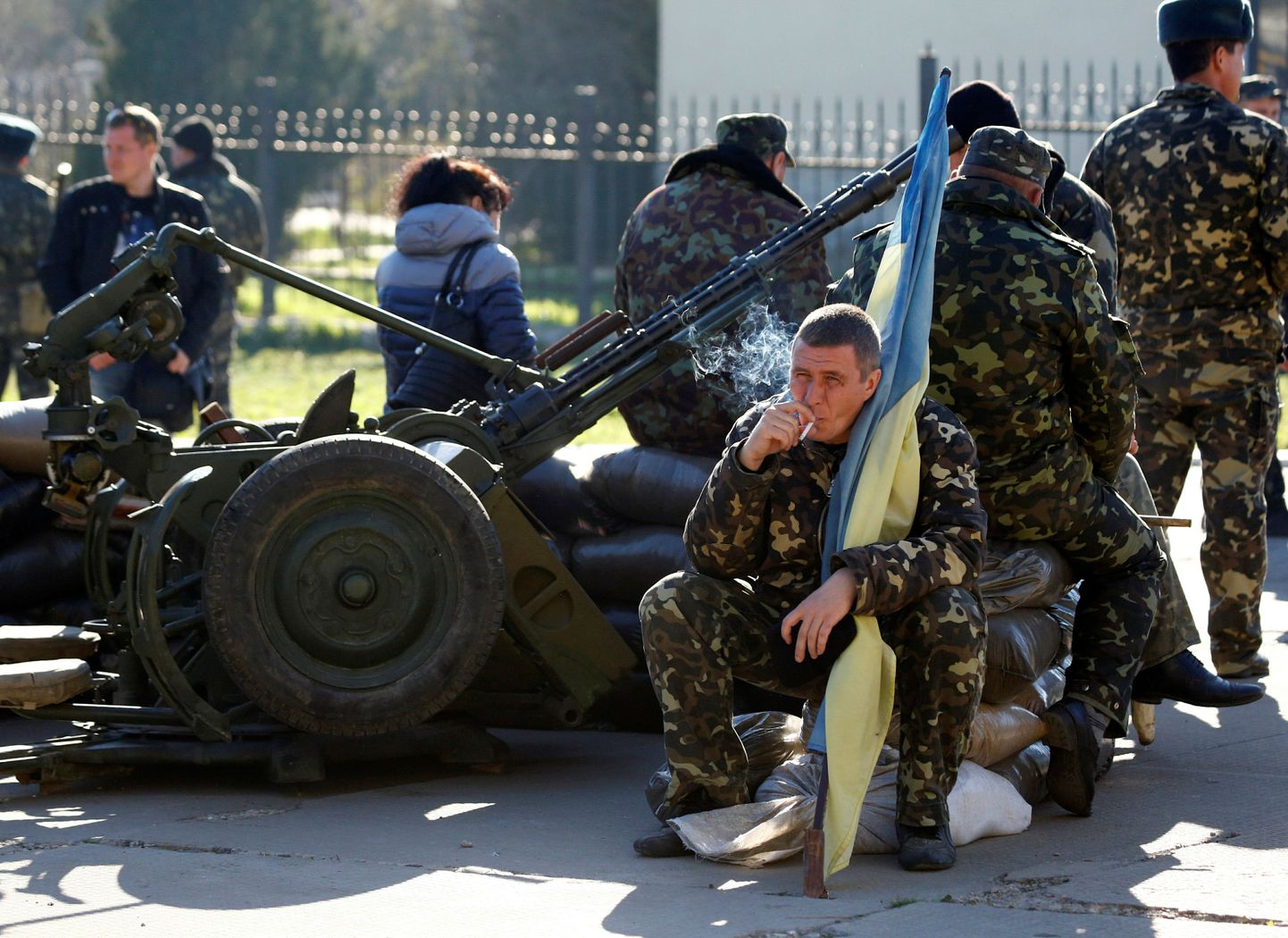 Ukraina sõdurid ja tsiviilelanikud Krimmis Belbekis.