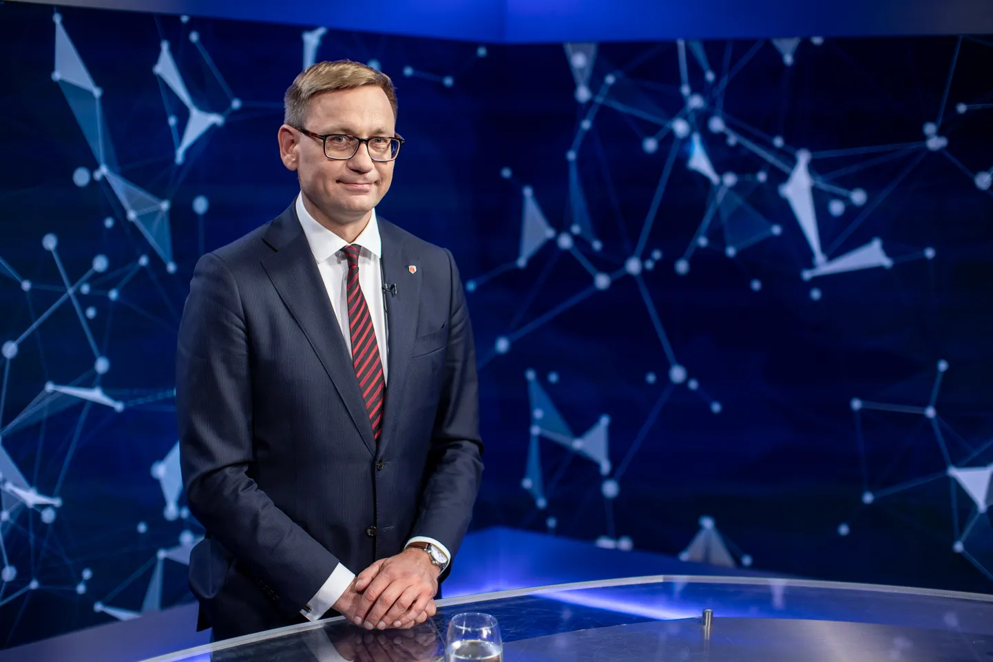 Tervise- ja tööminister Peep Peterson arvab, et tuleb vaadata, millega tegeleb meditsiinipersonal – kõik tegevused, mis pole seotud ravimisega, tuleb korraldada teisiti ja arstid-õed neist vabastada. Niisamuti tuleb hinnata, kas kõik visiidid on vajalikud.
