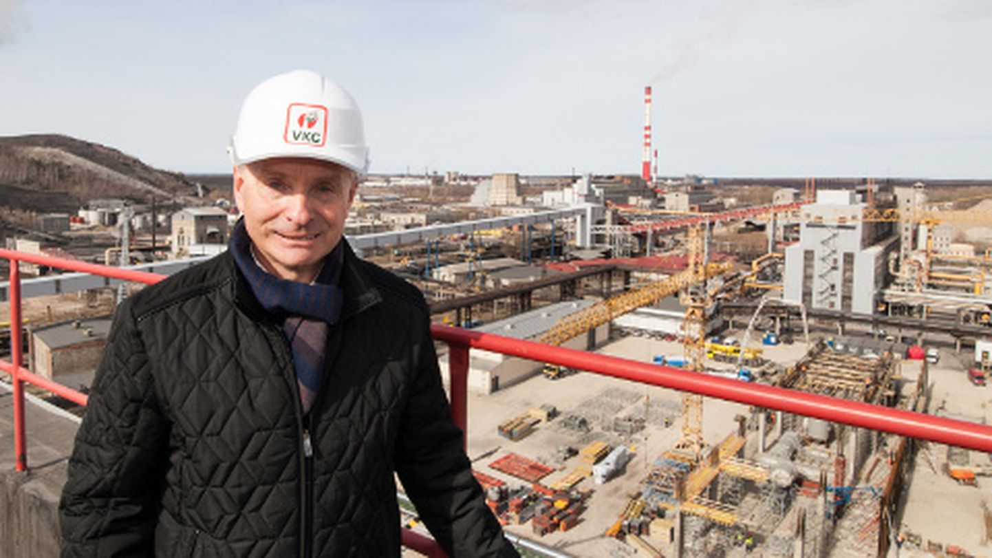 VKG tehnikadirektor Meelis Eldermann seisab praegu töötava esimese Petroteri katusel. Pildi all paremas nurgas on näha kolmanda tehase ehitust.