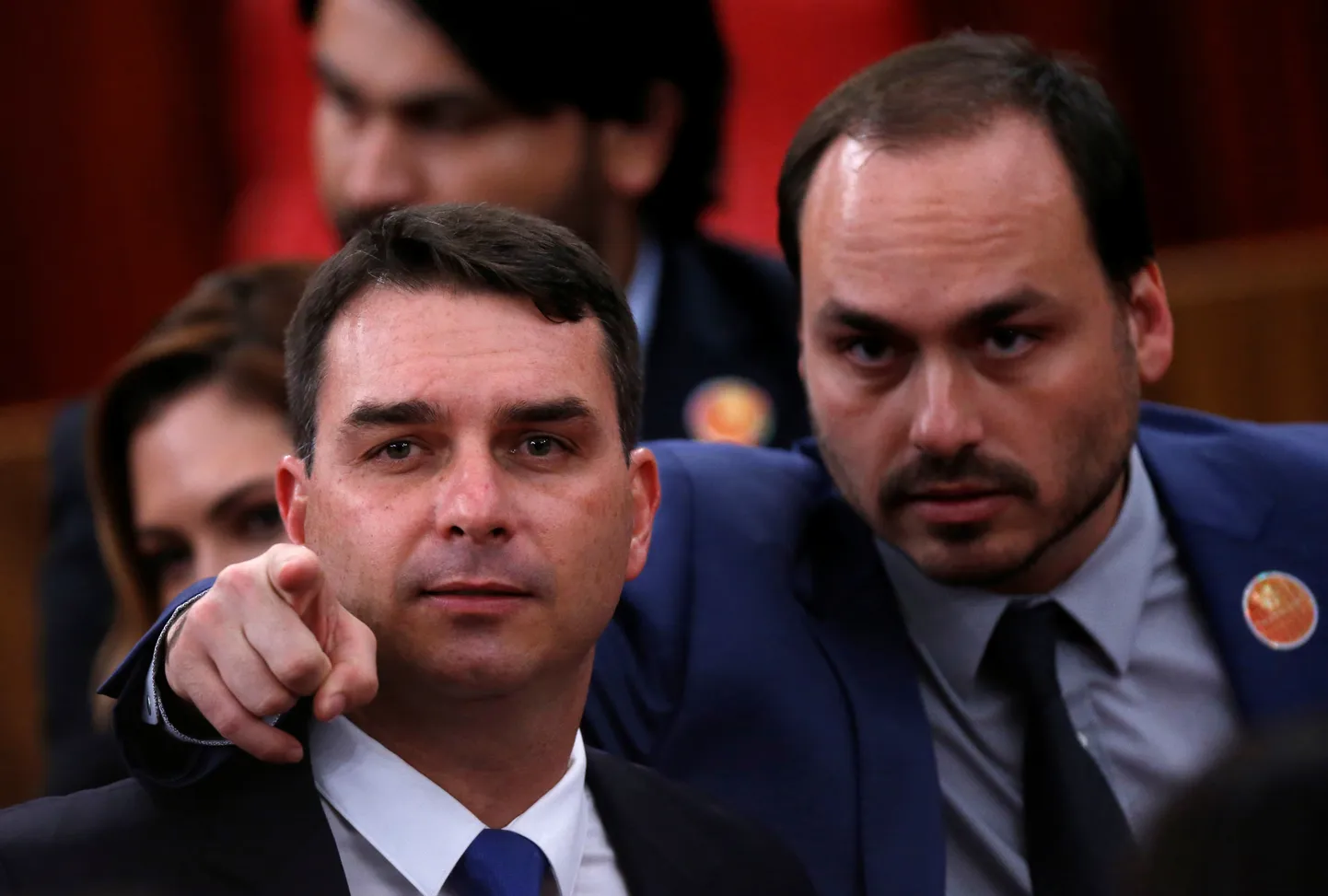 Flavio Bolsonaro ja Carlos Bolsonaro (paremal).
