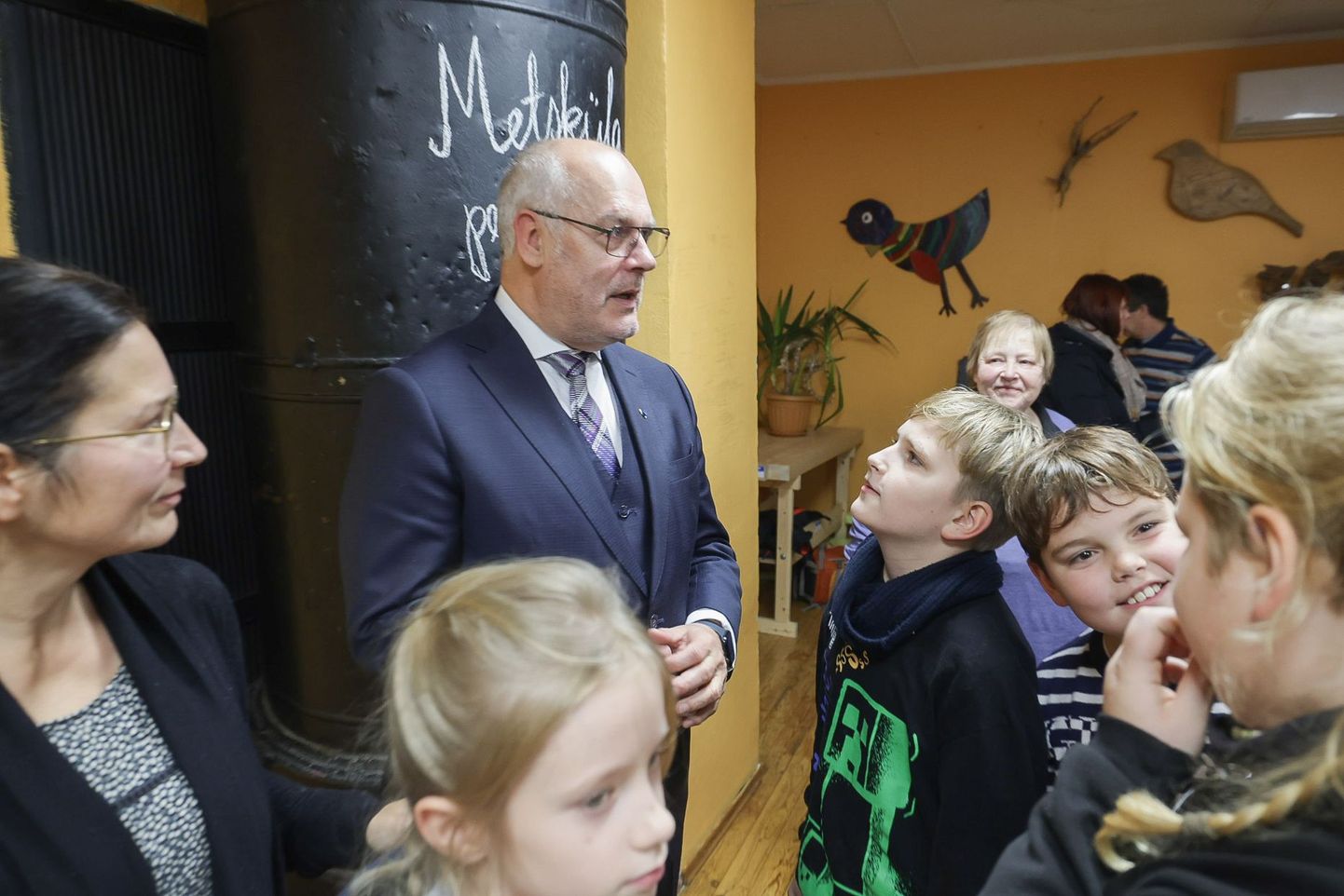 Алар Карис во время посещения Метскюлаской начальной школы. 13 ноября 2023 года.