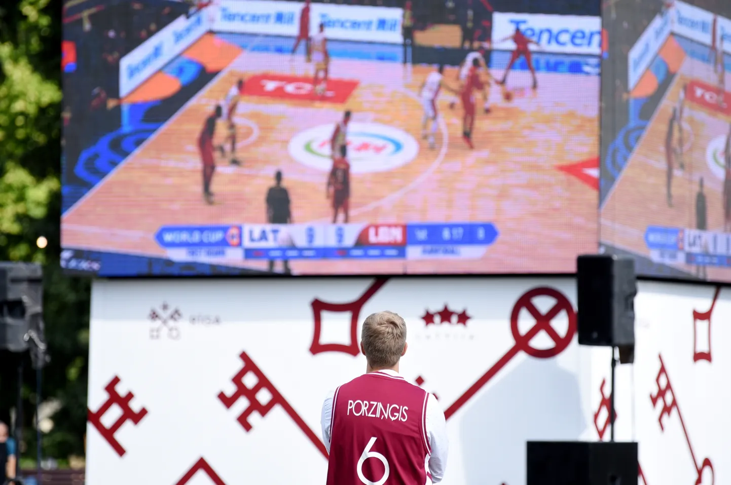 Basketbola fans Kristapa Porziņģa kreklā Esplanādē vēro Latvijas izlases spēli 2023. gada Pasaules kausā