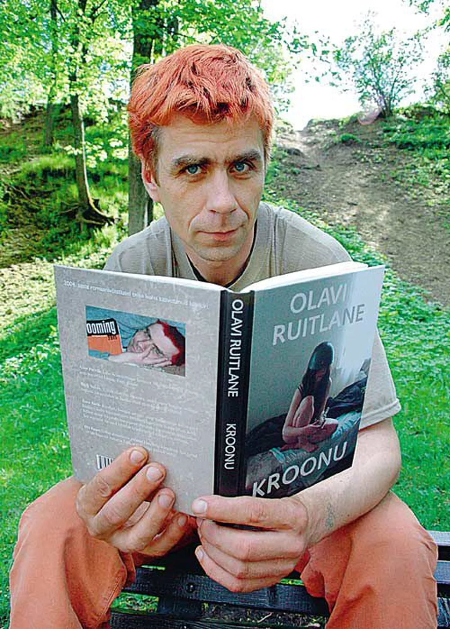 Lisaks «Kroonule» on Olavi Ruitlasel tänavu ilmunud ka ühes Aapo Ilvese, Contra, Jan Rahmani ja Pulga Jaaniga võrukeelne luulekogu «Viie pääle».