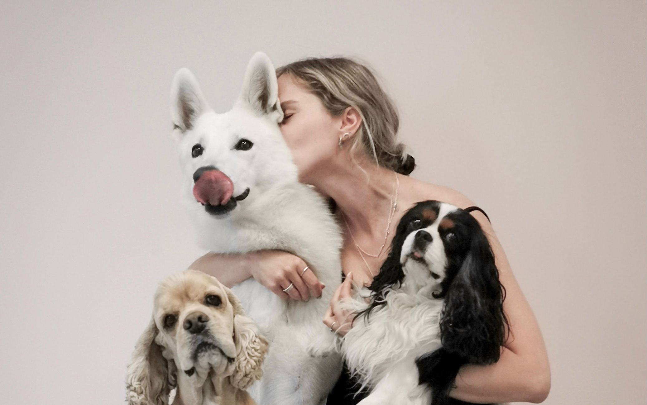 Kati Stimmer pildil koos enda koera šveitsi valge lambakoera Lohega (5a) ja kaasgroomeri Aileni koerad - vasakul ameerika kokker Marshall (6a) ja Cavalier King Charles spanjel Nuudel (8a).