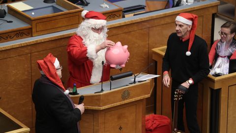 Галерея: депутаты Рийгикогу получили подарки от Деда Мороза