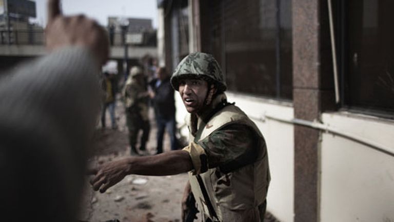 Kairas centrs. Ēģiptes armijas karavīrs, 3.februāra pēcpusdiena 