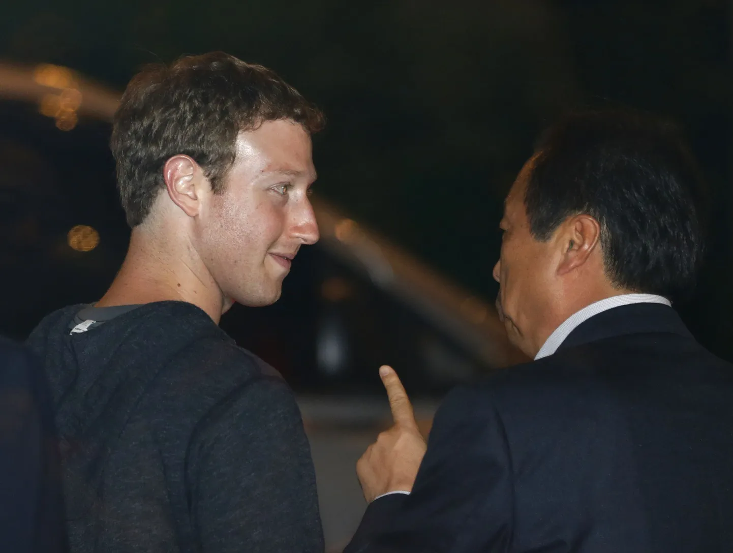 Facebooki tegevjuht Mark Zuckerberg koos Samsungi kaas-tegevjuhi Shin Jong-kyuniga.