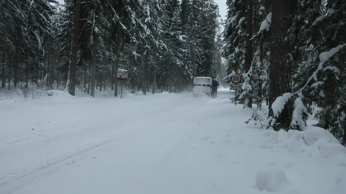 GoBusi ühissõiduk esmaspäeva hommikul Põlvamaal Valgemetsas.