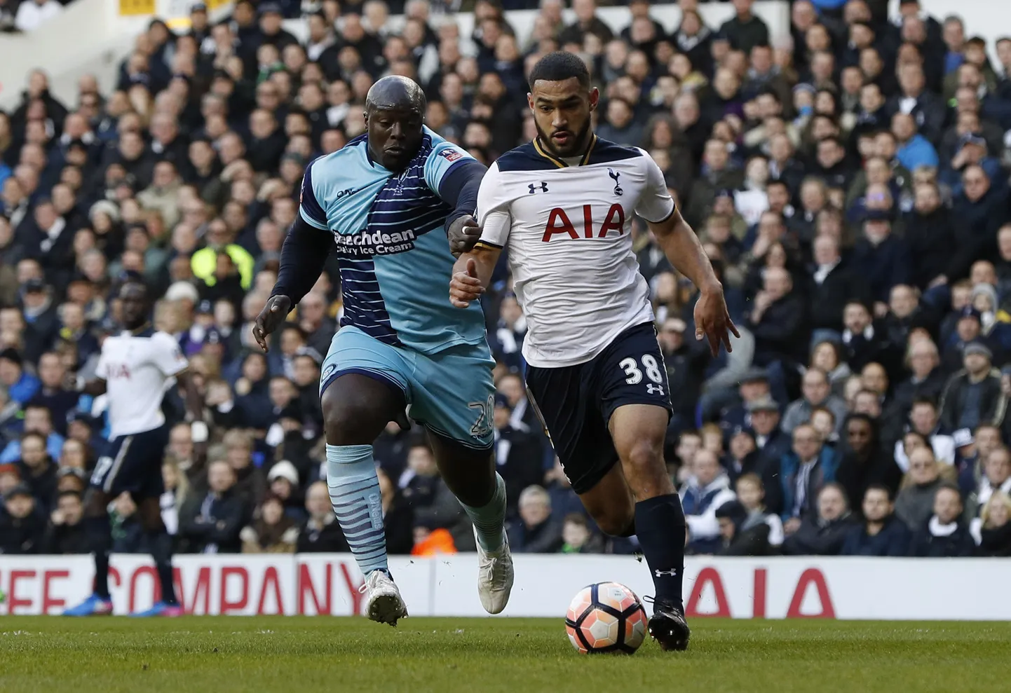Adebayo Akinfenwa (vasakul)