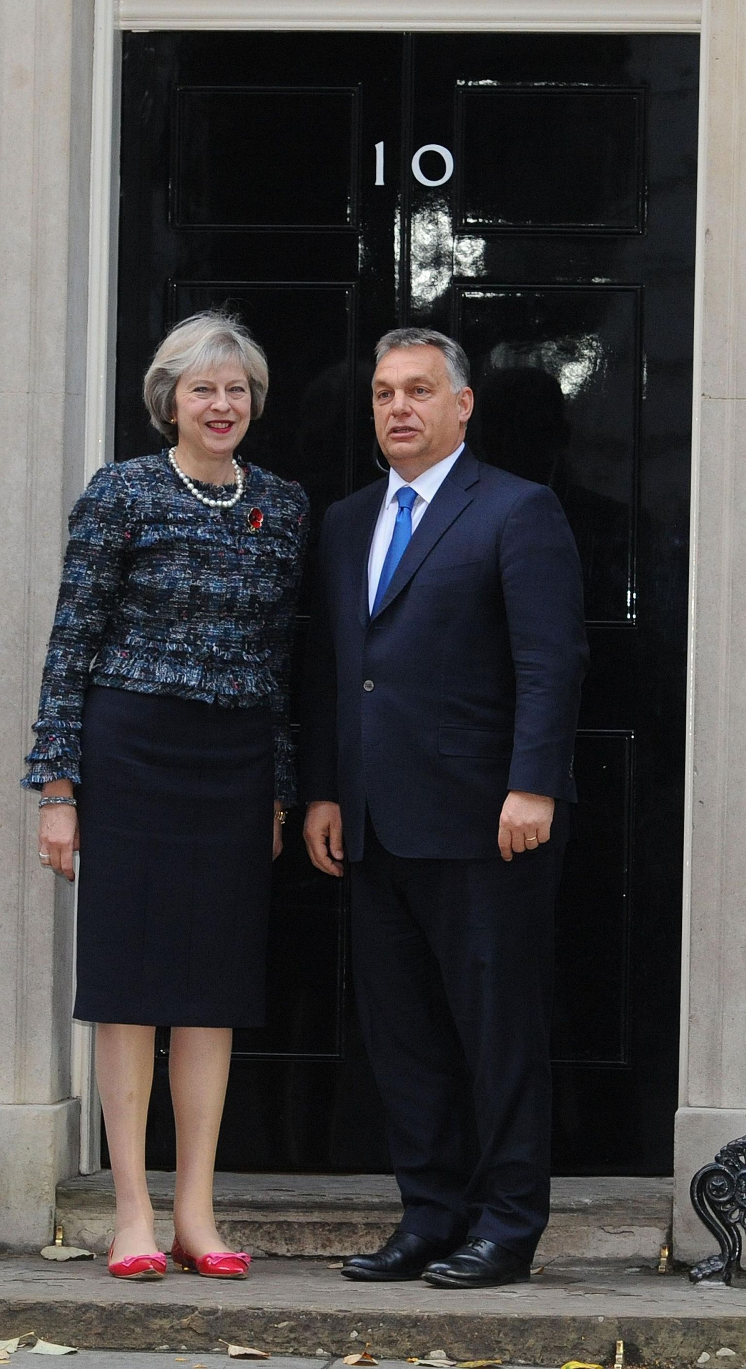 Eilse päeva antikangelased Theresa May ja Viktor Orbán 2016. aastal Londonis.