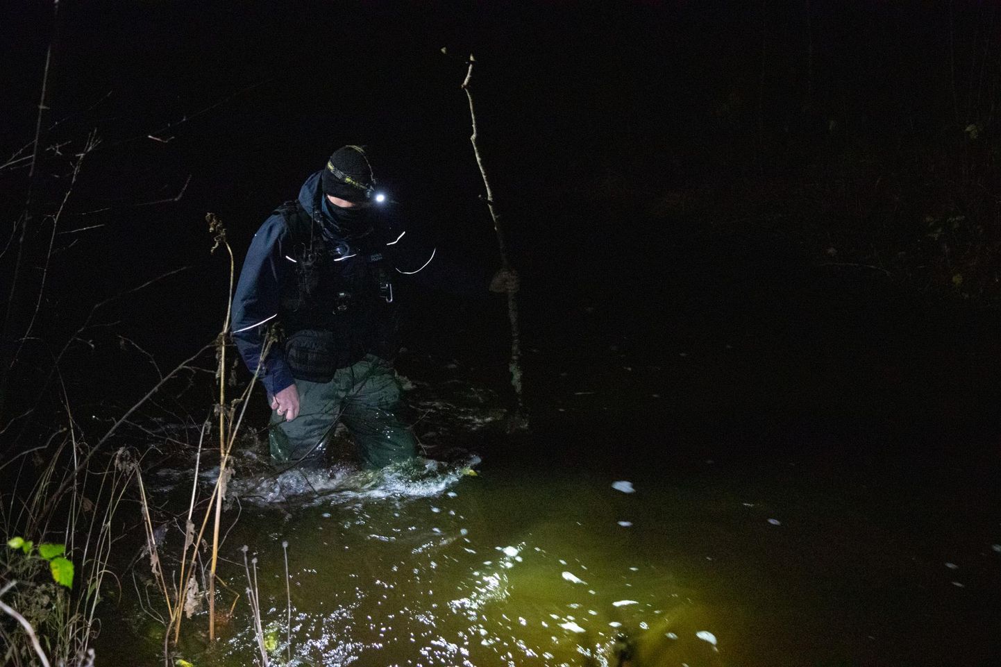 Püügivahendi leidmiseks kargas inspektor Jaanus Põldma kahlamispükstega jäisesse vette.