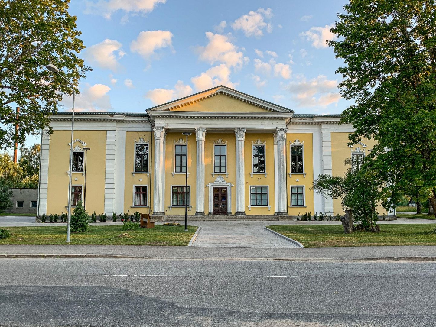 Vastseliina raamatukogu asub selles 1956. aastal ehitatud stalinistlikus uusklassitsistlikus rahvamaja hoones.