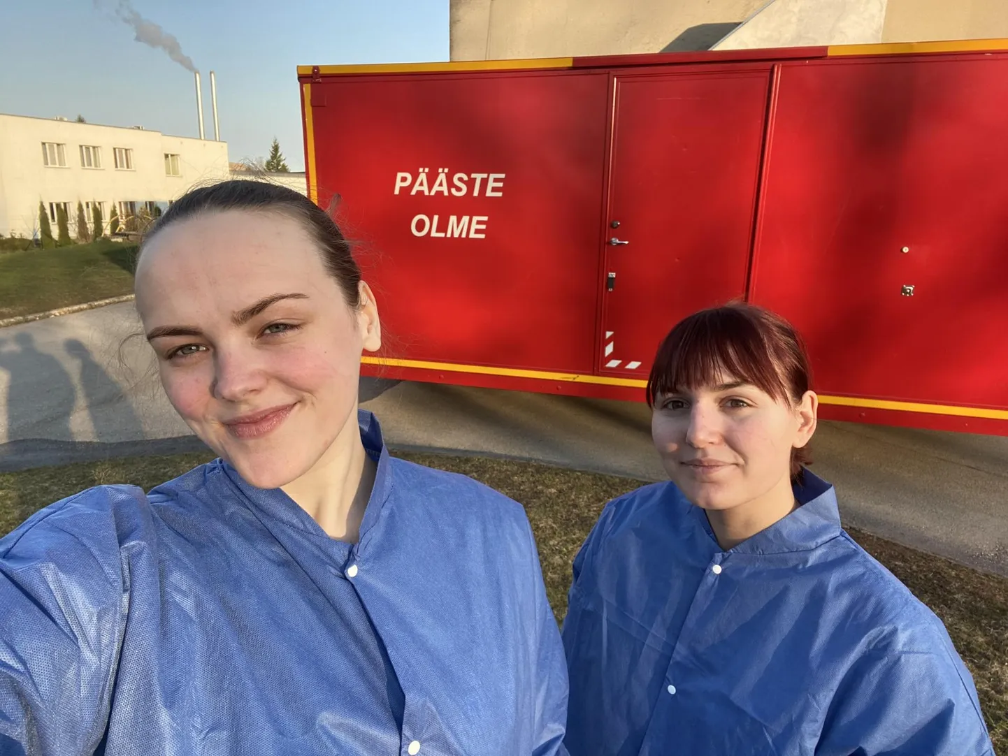 Tartu tervishoiukõrgkooli tudengid Britta Jürgenson (vasakul) ja Annabel Uibo pärast öötööd laupäeva hommikul kell 7 Tabivere sotsiaalkeskuse ees. Tüdrukute näos on respiraatori ja prillide kandmisest väikesed vorbid, need püsivad pärast töö-ööd natuke aega paratamatult.