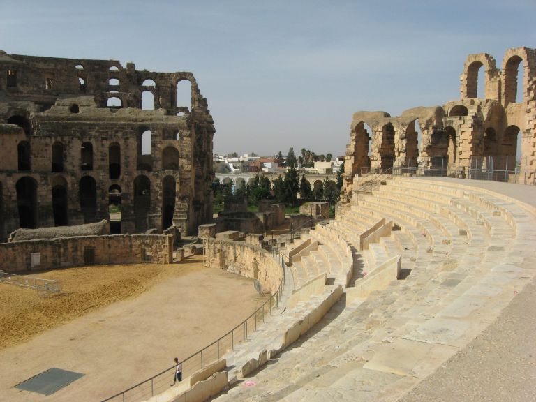 El-Jemis roomlaste poolt rajatud  amfiteater on maailma suuruselt kolmas.