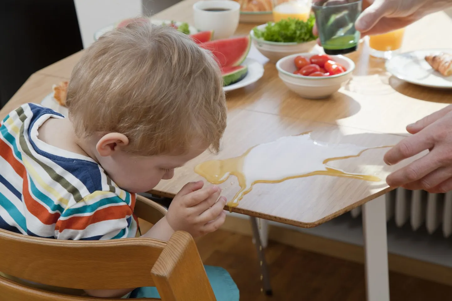 Kui vanemad valvsuse kaotavad, võib laps endale kergesti kuuma joogi kaela tõmmata.