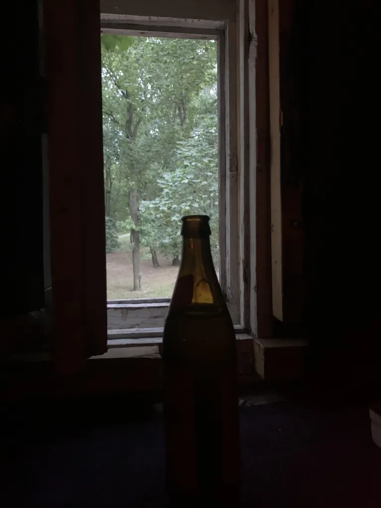 Korruse ainus ventilatsiooniava oli õllepudelist pisut kõrgem ja umbes sama lai aken.