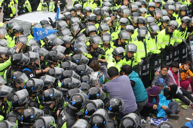 Meeleavaldajad täna hommikul politseiga kähmlemas. Foto: Yao Qilin/Xinhua/Scanpix