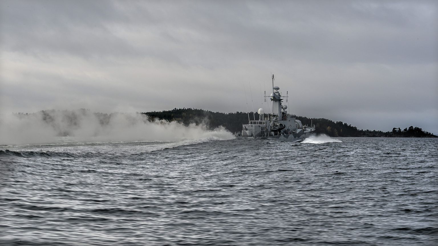 Stockholmi saarestikus otsib tõendeid võõrast allveelaevast ka mereväe korvett HMS Stockholm.