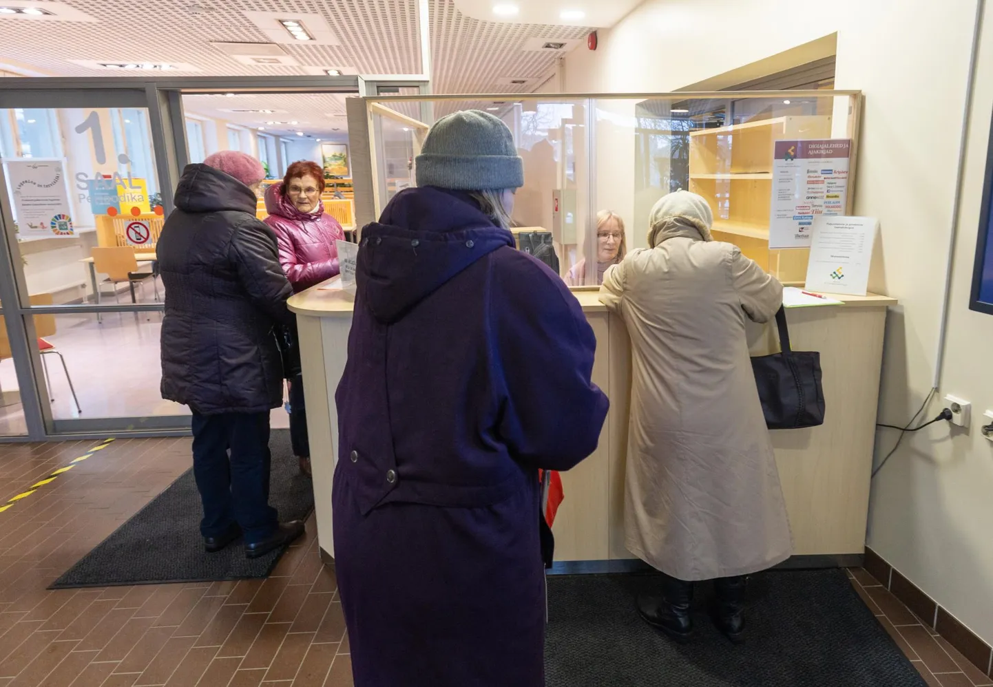 Viljandi linnaraamatukogu töötaja Marju Tuoppi annab nõu, kuidas isikustada bussisõidukaarti.
