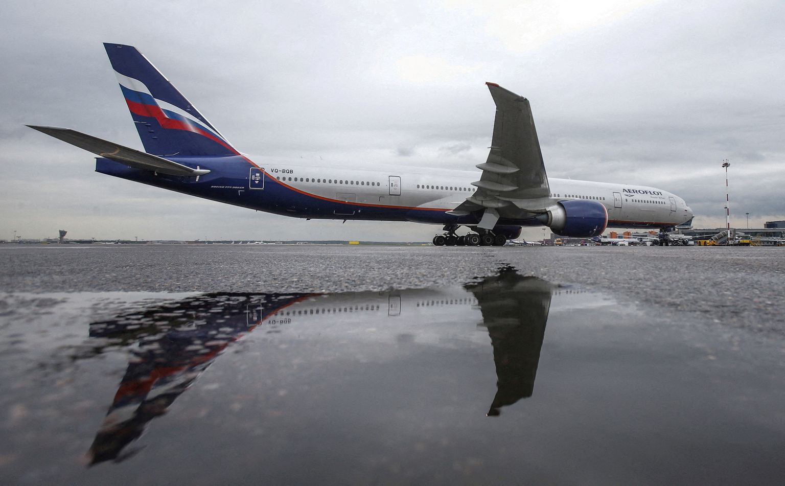 Aeroflot Boeing 777-300ER lidmašīna tiek atspoguļota peļķē Šeremetjevas starptautiskajā lidostā ārpus Maskavas.