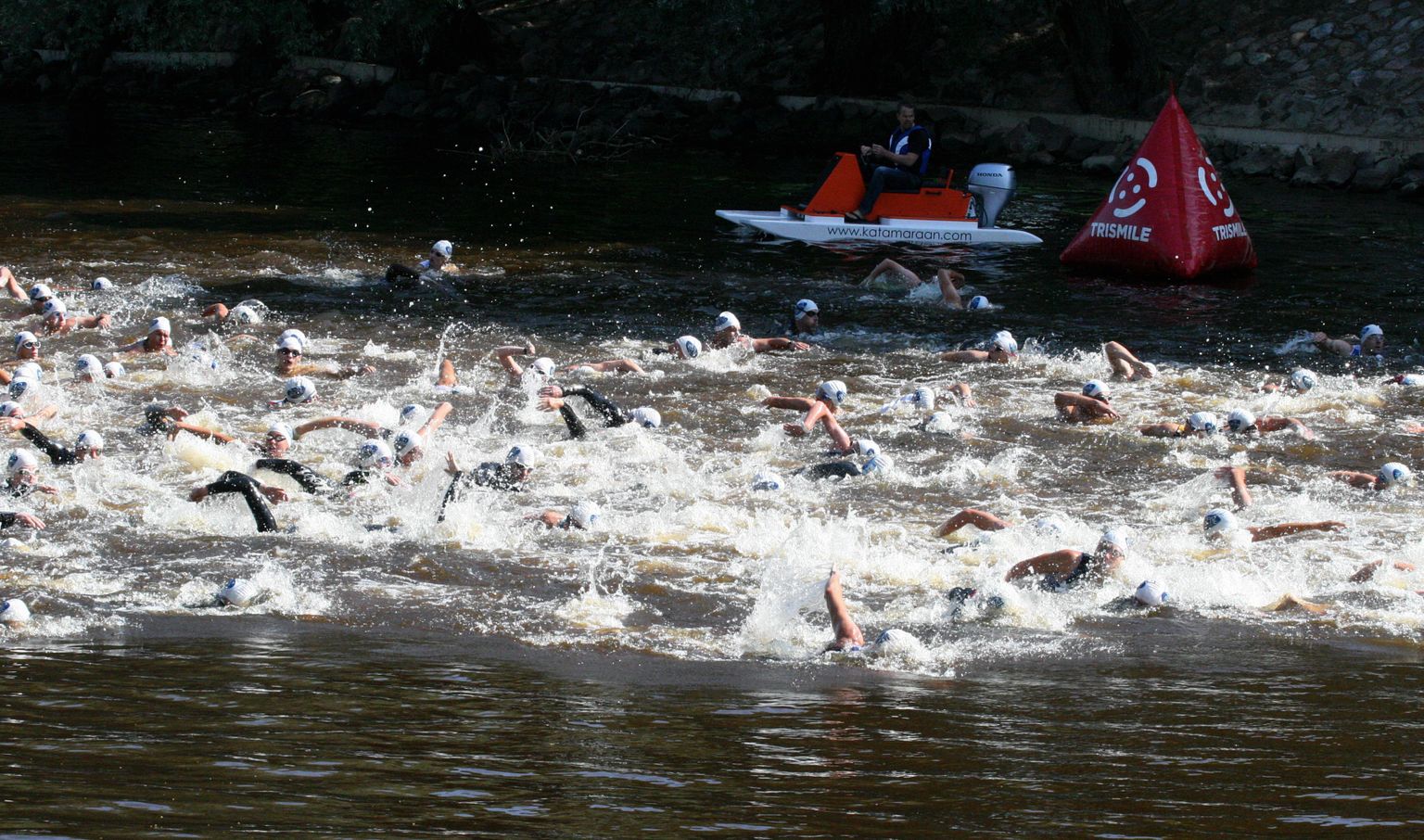 Ujumisdistantsi läbivad traitleedid Emajões.