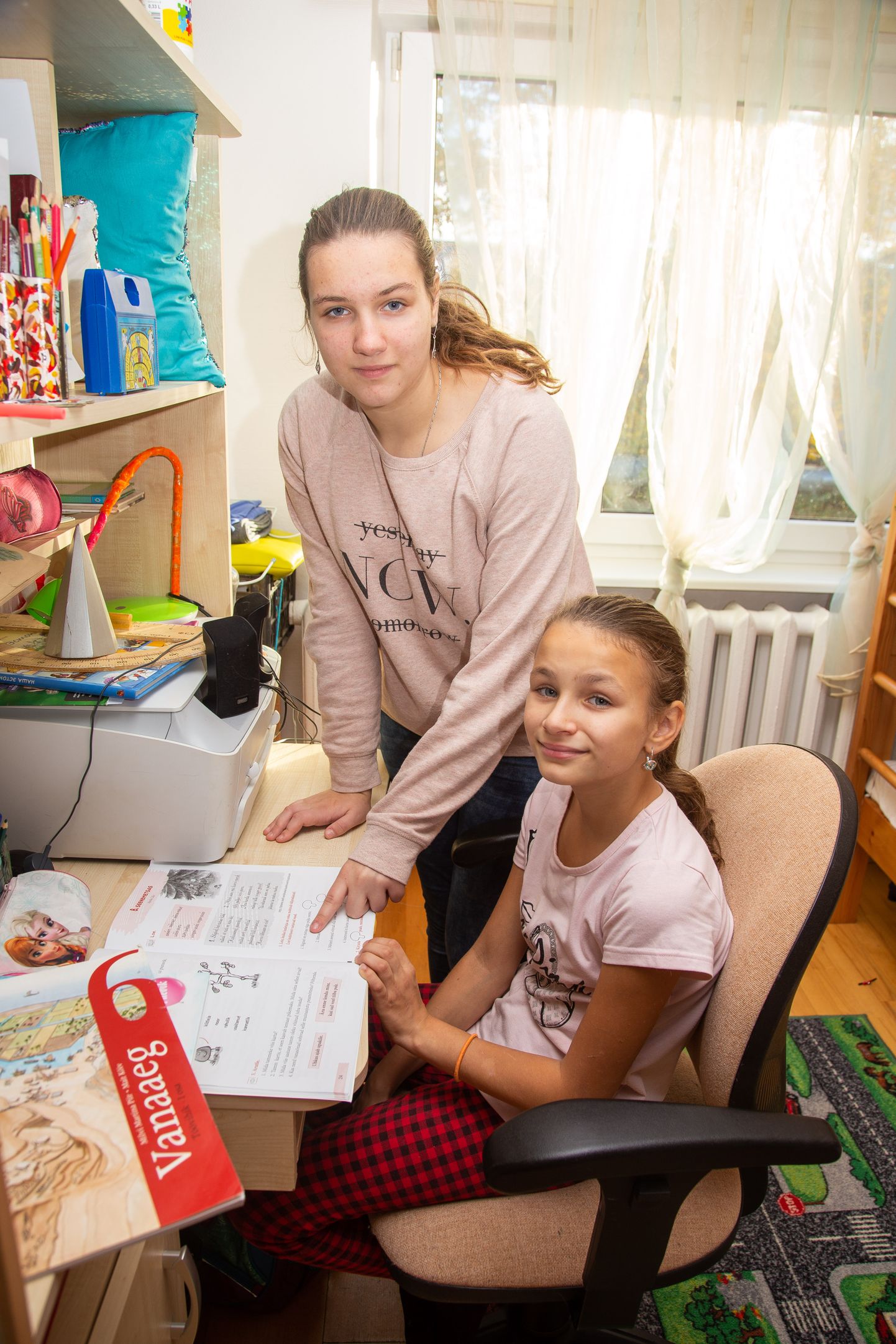 Oktoobris läksid vene klassidest eestikeelsele õppele üle õed Diana Zdobnõhh (vasakul) ja Ekaterina Zdobnyhk. Teised  Hillar Hanssoo põhikooli venekeelsel õppekaval õppivad lapsed peavad varsti sama tegema.