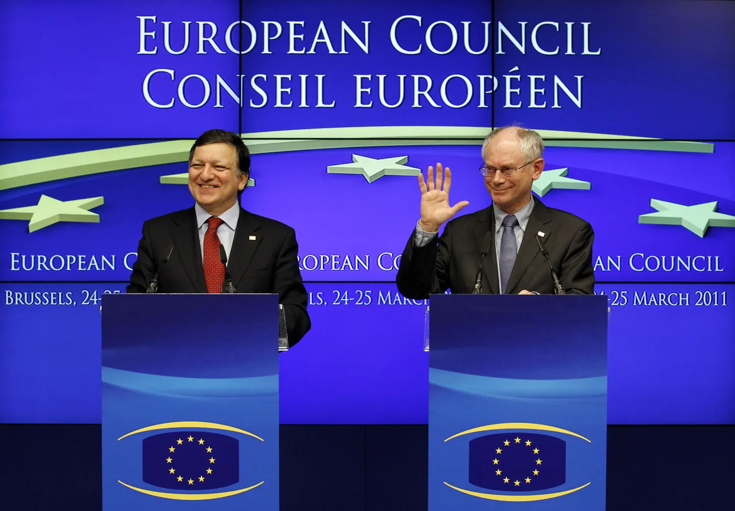 Президент Еврокомиссии Жозе Мануэль Баррозо (слева) и президент Европейского совета Херман Ван Ромпей на пресс-конференции по завершении первого дня саммита (24 марта).