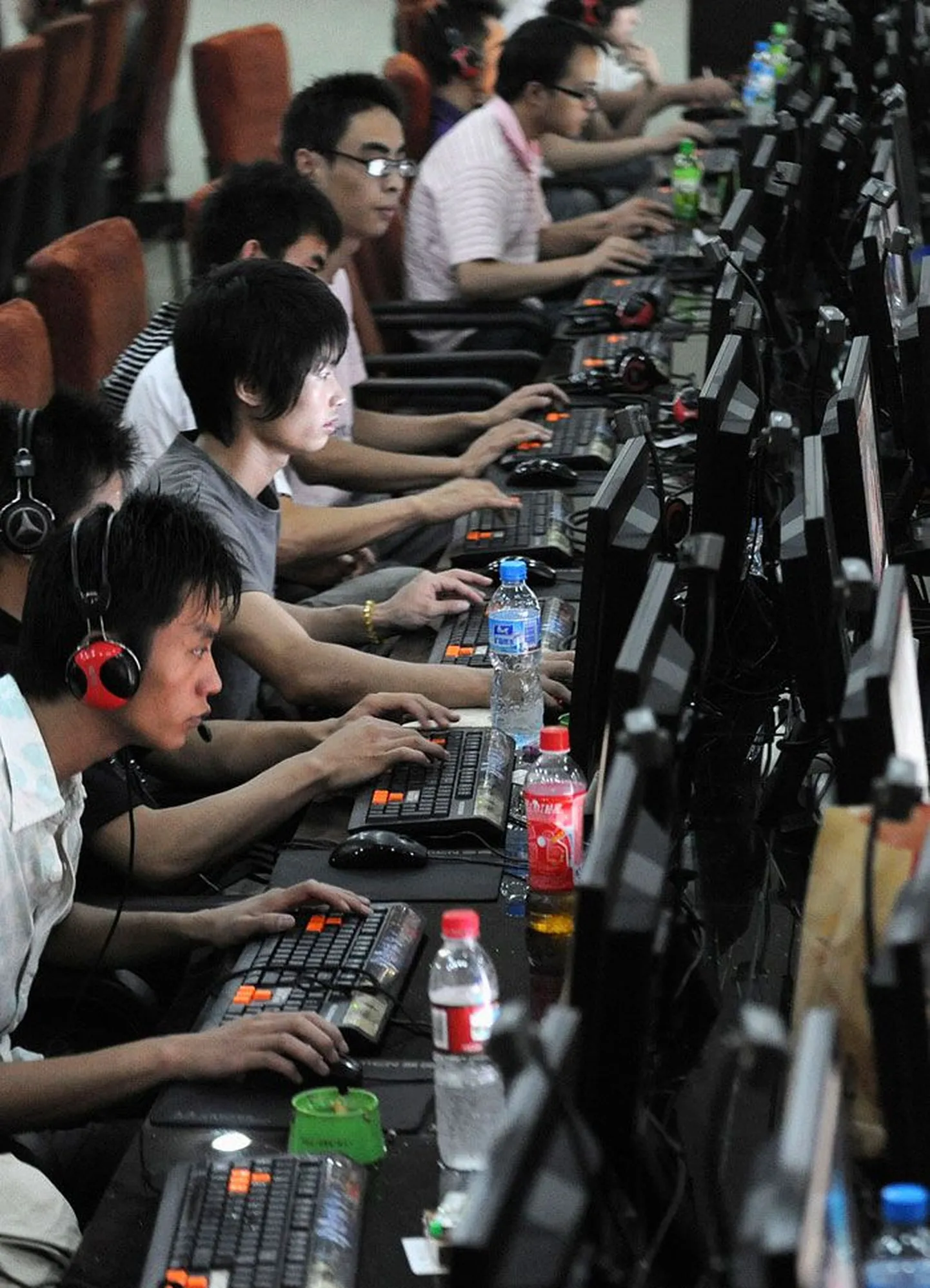 Китайские пользователи Интернета в прошлом месяце в провинции Анхой. В самом населенном государстве мира насчитывается 300 миллионов пользователей Интернета, 70 миллионов человек ведут свои блоги.