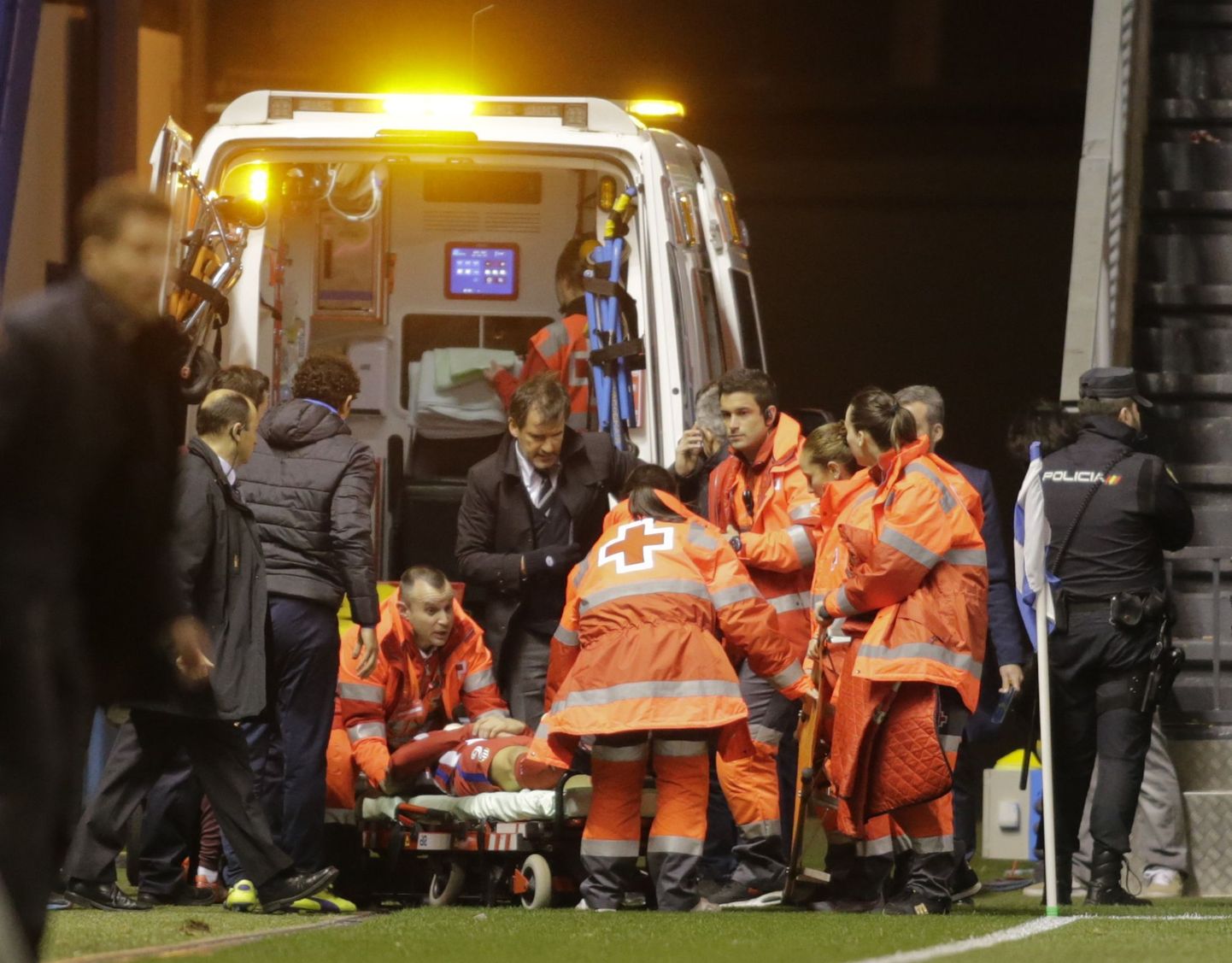 Торреса увезли со стадиона на машине скорой помощи.